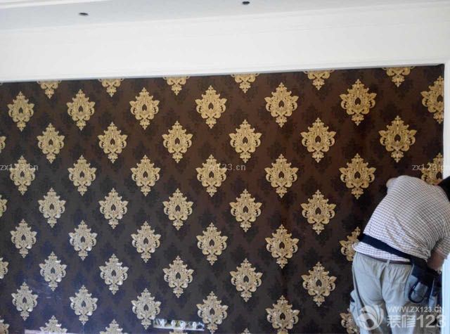 继续装墙纸，装衣柜门。衣柜门怎么都偏离了欧式风格