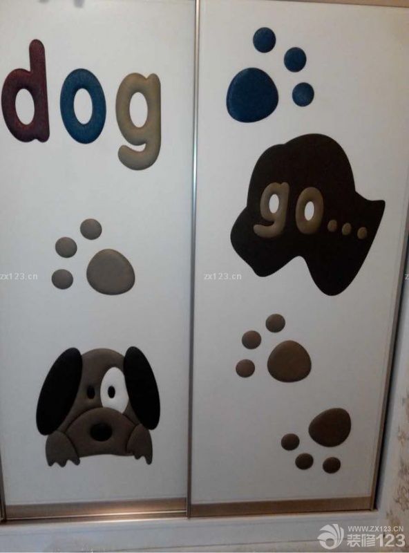 继续装墙纸，装衣柜门。衣柜门怎么都偏离了欧式风格