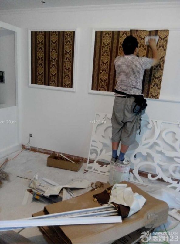 继续装墙纸，装衣柜门。衣柜门怎么都偏离了欧式风格