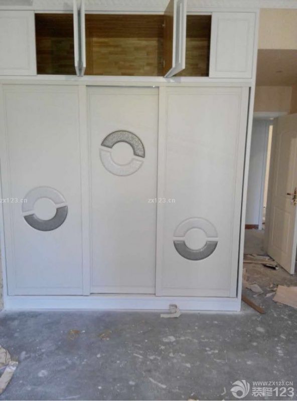 继续装墙纸，装衣柜门。衣柜门怎么都偏离了欧式风格