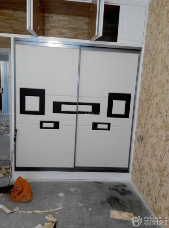 继续装墙纸，装衣柜门。衣柜门怎么都偏离了欧式风格