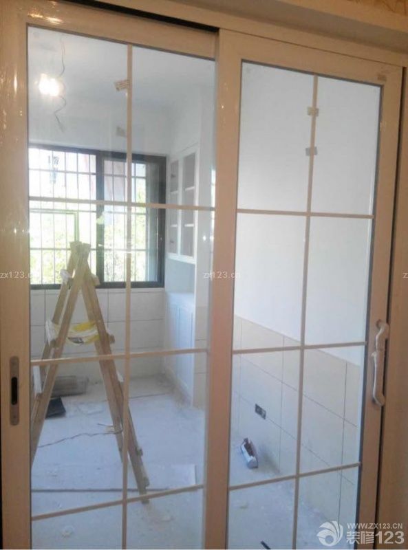 客厅隔断门、书房隔断门安装完毕。