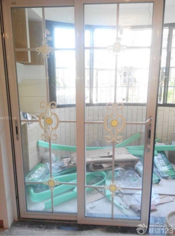 客厅隔断门、书房隔断门安装完毕。