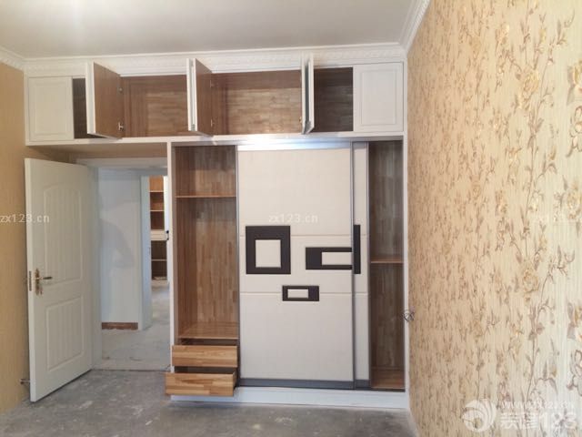 今天墙纸贴完，客厅餐厅灯具装完，欧式感立现有木有明天继续装灯。