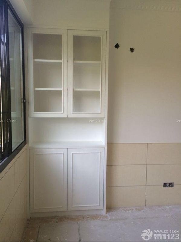 今天墙纸贴完，客厅餐厅灯具装完，欧式感立现有木有明天继续装灯。