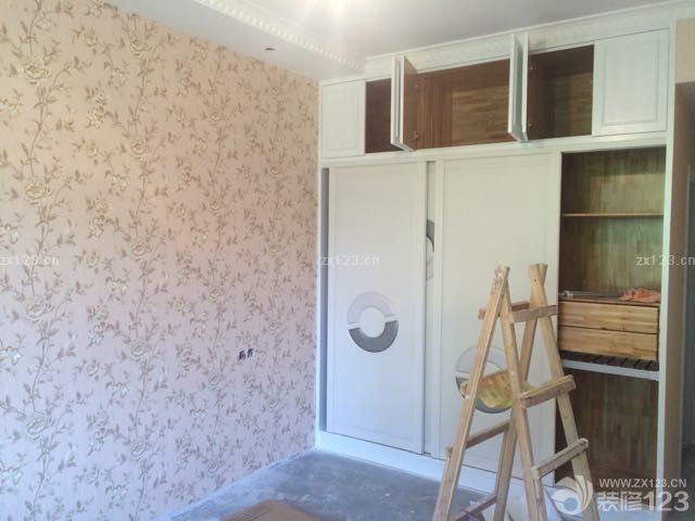 今天墙纸贴完，客厅餐厅灯具装完，欧式感立现有木有明天继续装灯。