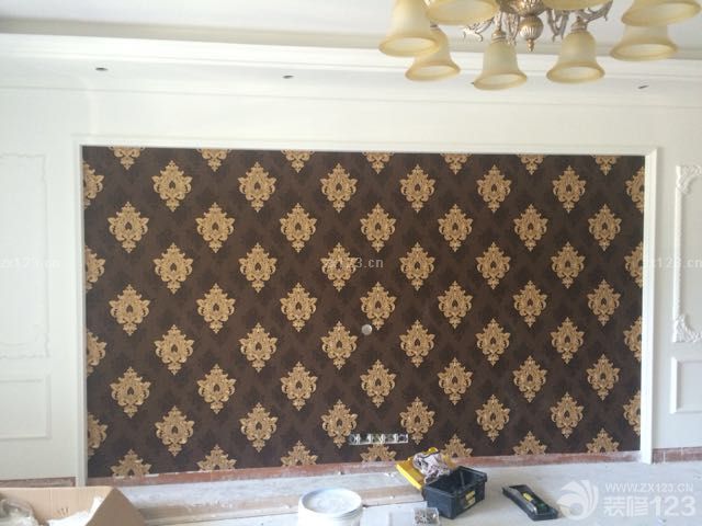 今天墙纸贴完，客厅餐厅灯具装完，欧式感立现有木有明天继续装灯。