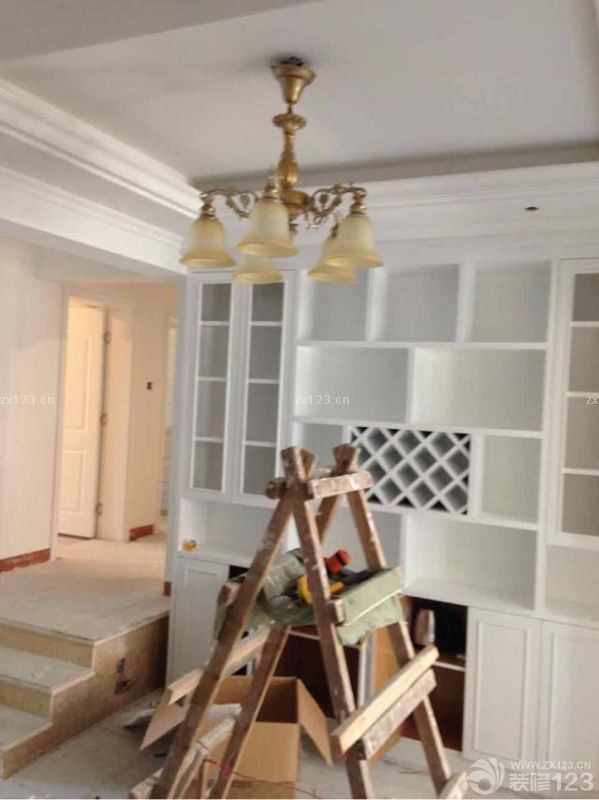 今天墙纸贴完，客厅餐厅灯具装完，欧式感立现有木有明天继续装灯。