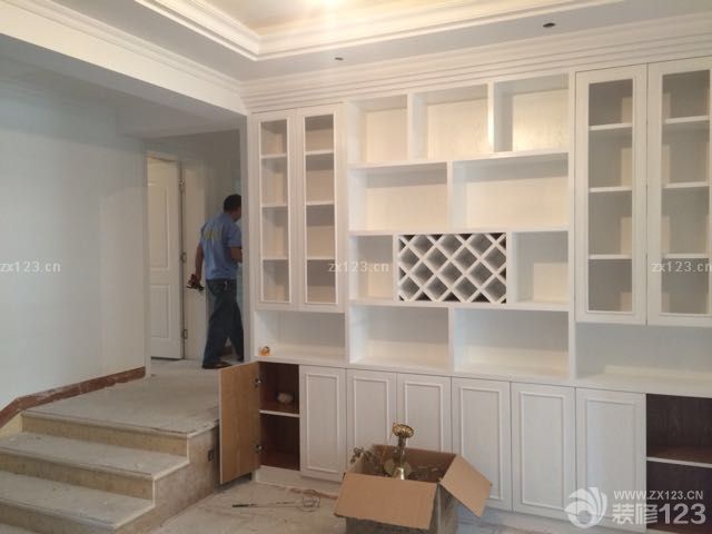 今天墙纸贴完，客厅餐厅灯具装完，欧式感立现有木有明天继续装灯。