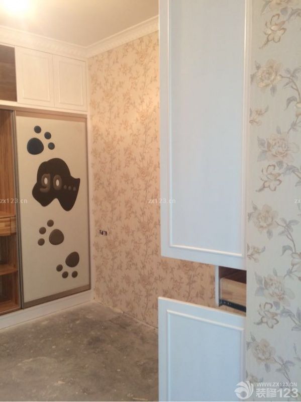 今天墙纸贴完，客厅餐厅灯具装完，欧式感立现有木有明天继续装灯。