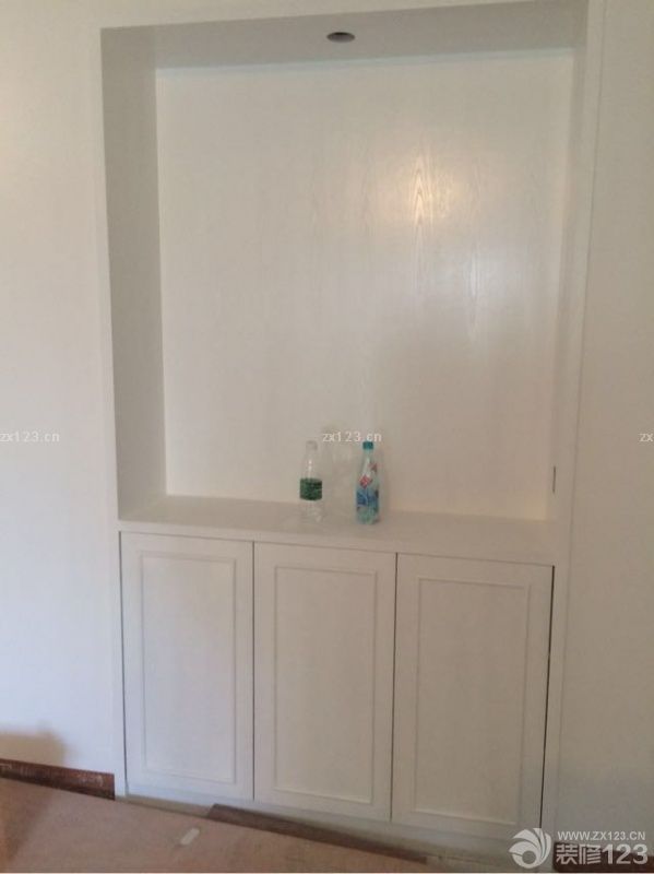 今天墙纸贴完，客厅餐厅灯具装完，欧式感立现有木有明天继续装灯。