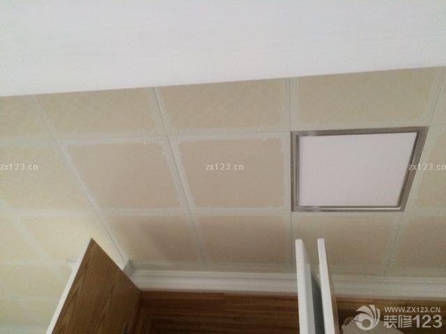 厨房厕所吊顶完毕：图一图二：次卫和洗手台。图三：主卫。图四：厨房！全部都是欧式风格的花。很喜欢