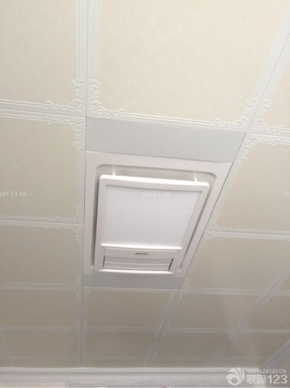 厨房厕所吊顶完毕：图一图二：次卫和洗手台。图三：主卫。图四：厨房！全部都是欧式风格的花。很喜欢