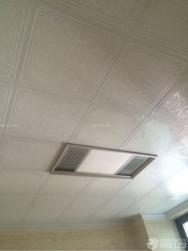 厨房厕所吊顶完毕：图一图二：次卫和洗手台。图三：主卫。图四：厨房！全部都是欧式风格的花。很喜欢