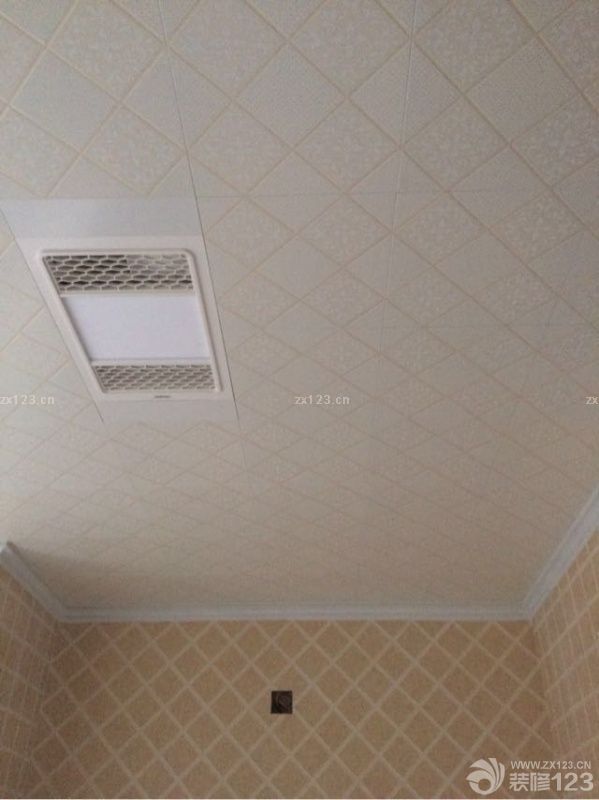 厨房厕所吊顶完毕：图一图二：次卫和洗手台。图三：主卫。图四：厨房！全部都是欧式风格的花。很喜欢