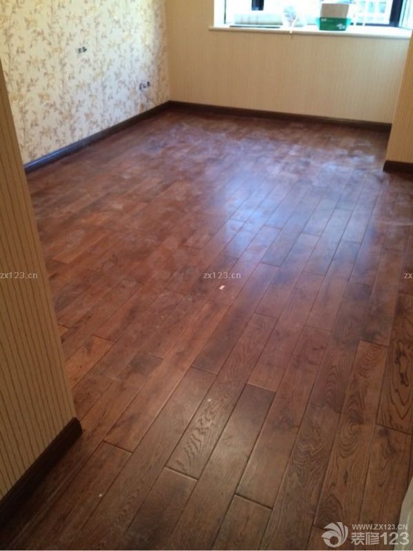 昨天运送，今天铺设完毕，房间瞬间高大上了，还是挺美的！