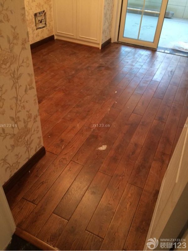 昨天运送，今天铺设完毕，房间瞬间高大上了，还是挺美的！