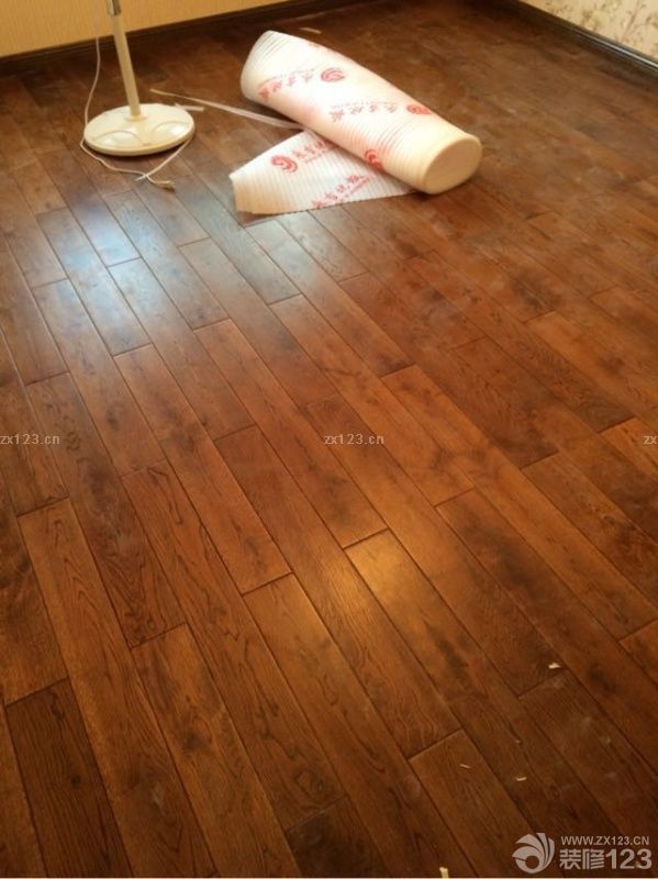 昨天运送，今天铺设完毕，房间瞬间高大上了，还是挺美的！