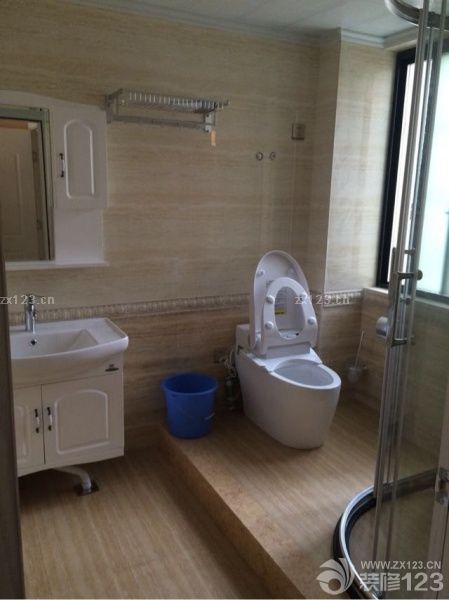 安装卫浴 花了两天时间 光是一个淋浴房就花了一天时间 包括之后毛巾架的定位 漂亮