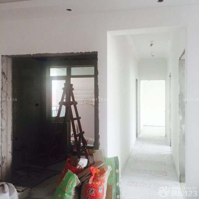 扇灰，天花都完成了，连着瓷砖和铝扣板，大门都已经完毕。