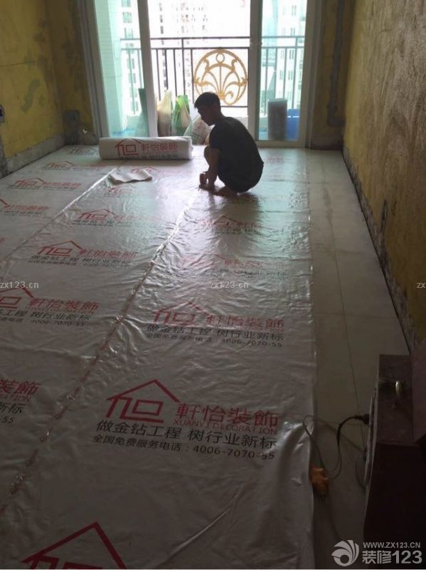 扇灰，天花都完成了，连着瓷砖和铝扣板，大门都已经完毕。