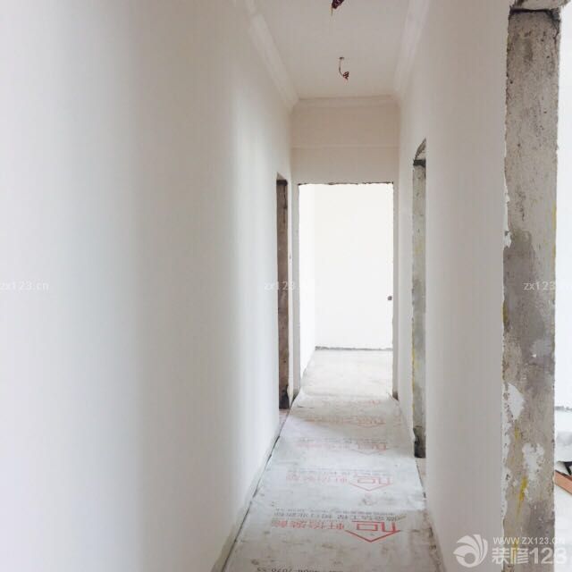 扇灰，天花都完成了，连着瓷砖和铝扣板，大门都已经完毕。