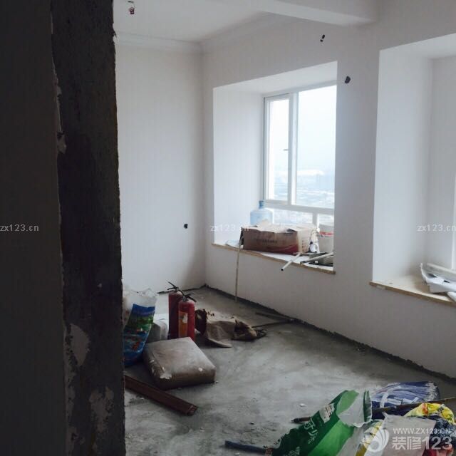 扇灰，天花都完成了，连着瓷砖和铝扣板，大门都已经完毕。