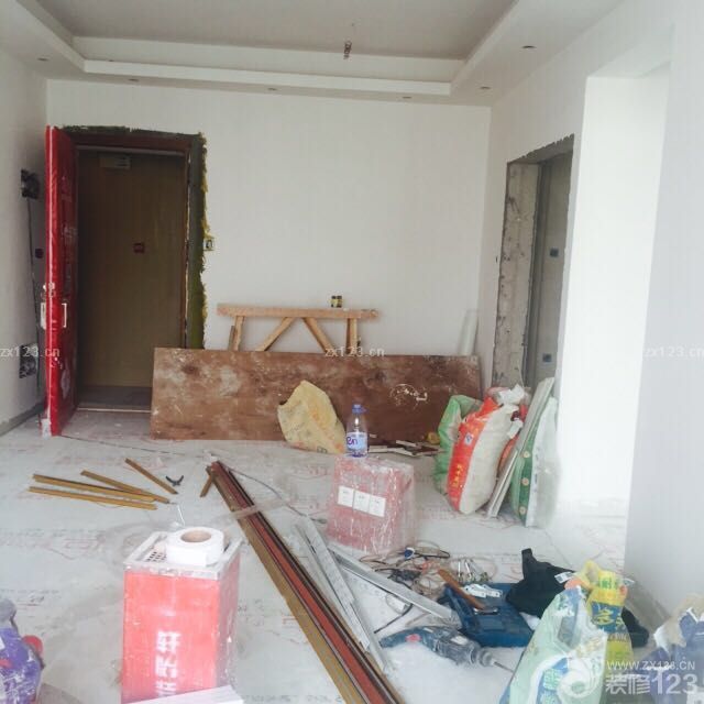 扇灰，天花都完成了，连着瓷砖和铝扣板，大门都已经完毕。