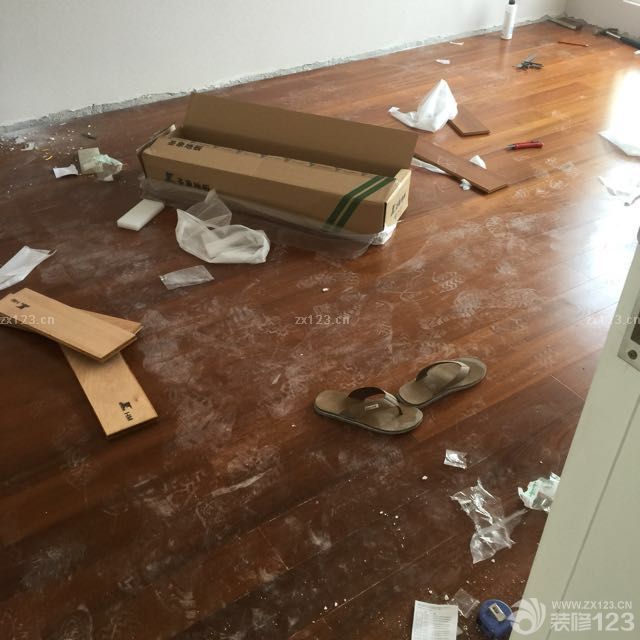 今天的木地板都可以踩了，圣象的师傅辛苦了。