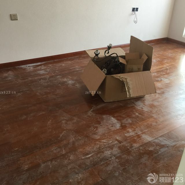 今天的木地板都可以踩了，圣象的师傅辛苦了。