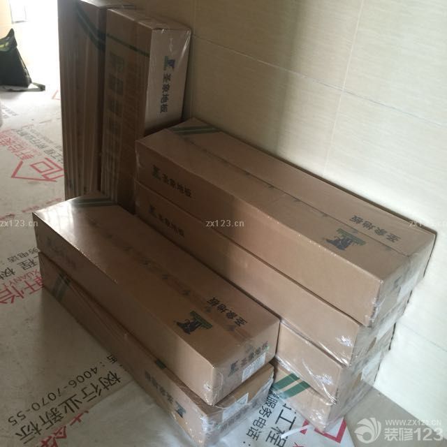 今天的木地板都可以踩了，圣象的师傅辛苦了。