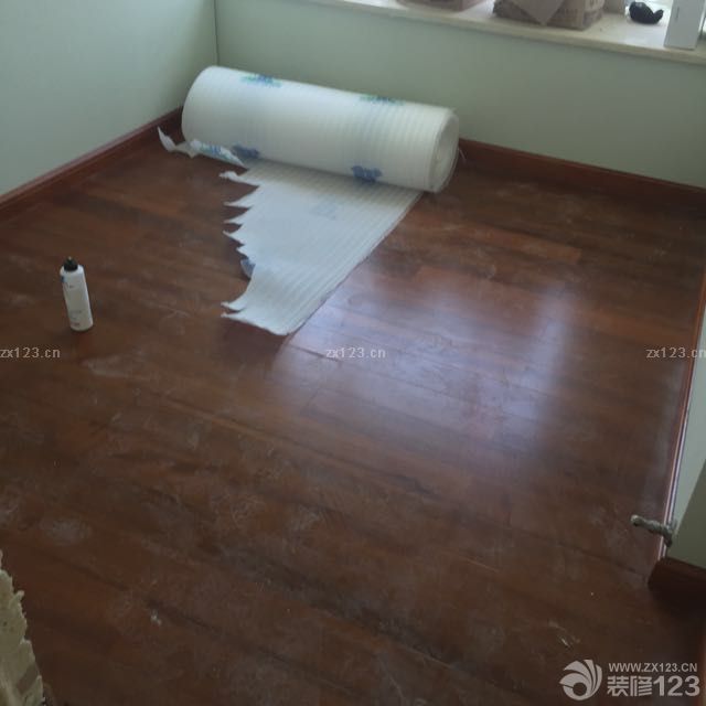 今天的木地板都可以踩了，圣象的师傅辛苦了。