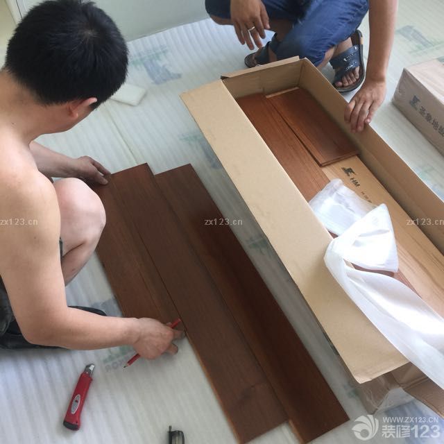 今天的木地板都可以踩了，圣象的师傅辛苦了。