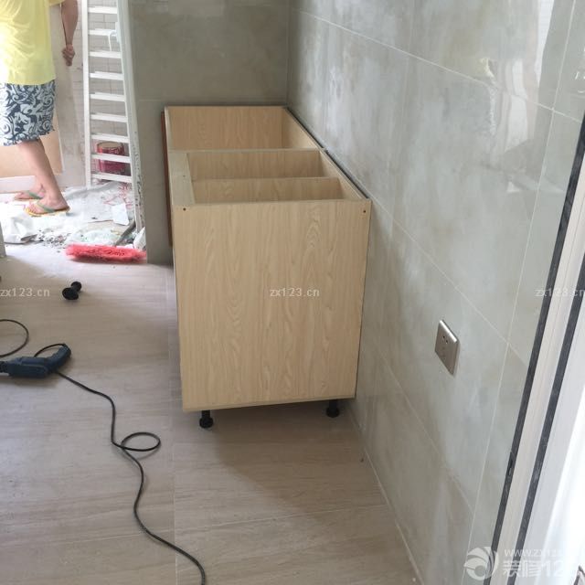 必须要给装橱柜的师傅一百个赞。一个人真的好累，可惜我只能看。