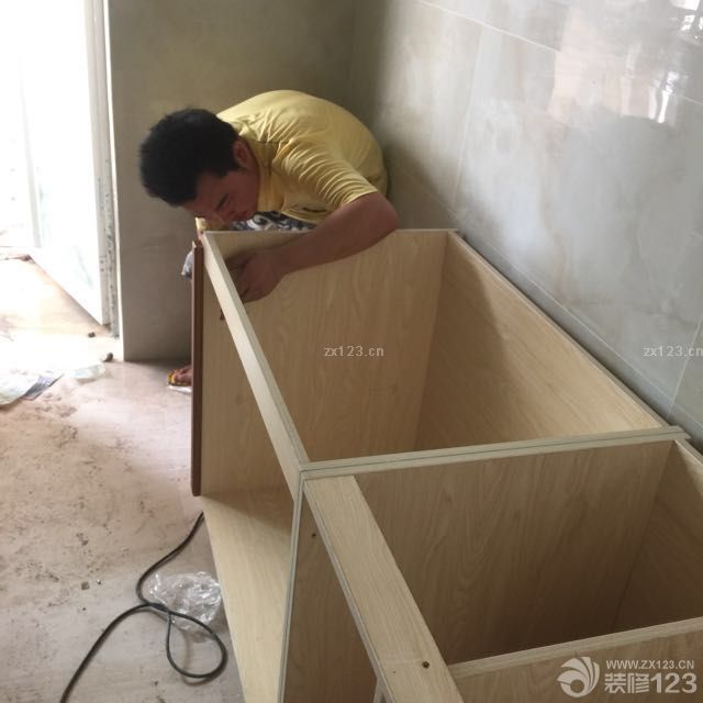 必须要给装橱柜的师傅一百个赞。一个人真的好累，可惜我只能看。