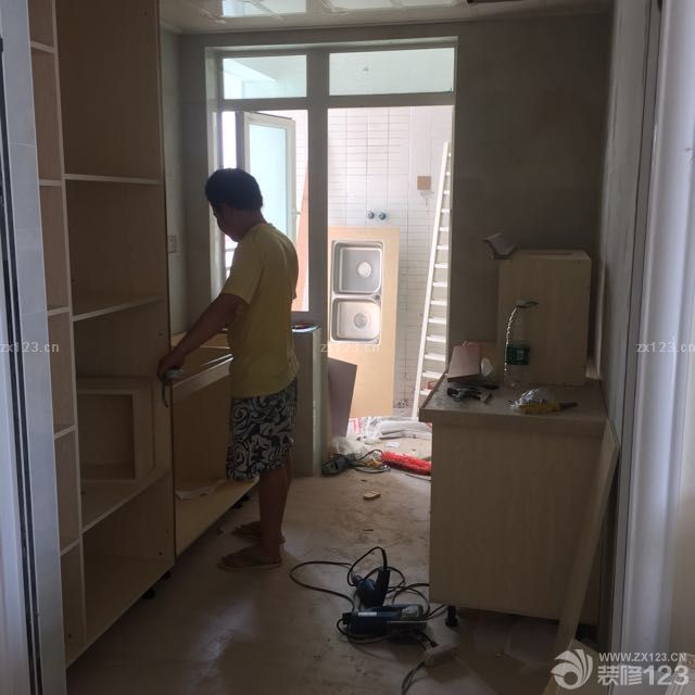 必须要给装橱柜的师傅一百个赞。一个人真的好累，可惜我只能看。