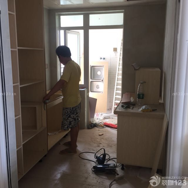 必须要给装橱柜的师傅一百个赞。一个人真的好累，可惜我只能看。