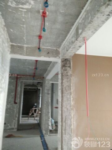 今天下班了去送地插和盒子，工人已经不在了，大概看了一下工程质量，还不错。