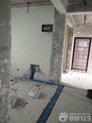 今天下班了去送地插和盒子，工人已经不在了，大概看了一下工程质量，还不错。