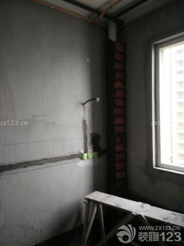 今天早上去水电验收，没什么问题，动作挺快的，前后不超过五天。今天过去，好多细节让人很舒服，规范瓦工师傅已经在干活了，给我们提了很多建议和他的经验，挺热情的。