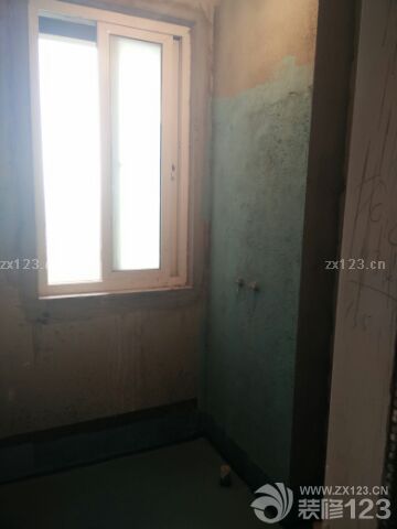 今天下午下班跑去房子看了一下，防水都做好了，淋浴那面做到了1.8米。厨房和内卫的墙砖都贴起来了，师傅水平棒棒哒瓷砖地砖今天都送齐啦，并且我们在设计师远程遥控的参考下选择好了橱柜，花钱如流水啊::>_