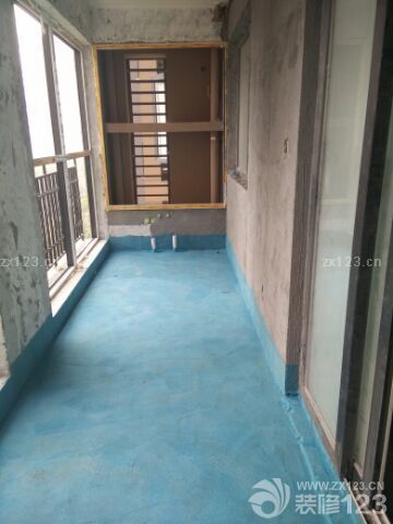 今天下午下班跑去房子看了一下，防水都做好了，淋浴那面做到了1.8米。厨房和内卫的墙砖都贴起来了，师傅水平棒棒哒瓷砖地砖今天都送齐啦，并且我们在设计师远程遥控的参考下选择好了橱柜，花钱如流水啊::>_