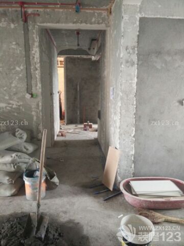 今天下午下班跑去房子看了一下，防水都做好了，淋浴那面做到了1.8米。厨房和内卫的墙砖都贴起来了，师傅水平棒棒哒瓷砖地砖今天都送齐啦，并且我们在设计师远程遥控的参考下选择好了橱柜，花钱如流水啊::>_