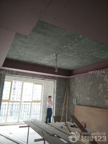 铝合金窗已经装好啦，用的是断桥铝，外面是根据物业要求用的深灰，里面是白色。木工师傅们的工作也井井有条的进行着。餐厅那个拱形门做的真好看各扇门也来量了尺寸，等待报价，希望不要吓到我。