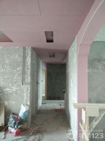 铝合金窗已经装好啦，用的是断桥铝，外面是根据物业要求用的深灰，里面是白色。木工师傅们的工作也井井有条的进行着。餐厅那个拱形门做的真好看各扇门也来量了尺寸，等待报价，希望不要吓到我。