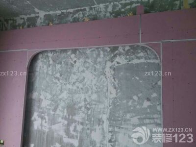 上周去房子看的时候，有一些不太喜欢的地方，因为除了好看要考虑一下实用嘛，和设计师商量过后，她还是尊重了我们的想法作了修改，就是麻烦了木工师傅，还要作拆改好事多磨啊！辛苦木工师傅了。这周老公和妈妈过去了一下，装了室外机的铝合金窗。老公说和上周一比变化有点大呢，吊顶和造型都基本完成了，鞋柜和酒柜也完成了一大半，估计下周要开始涂墙面了吧造型设计和做工都挺满意的，很期待涂了涂料的效果。