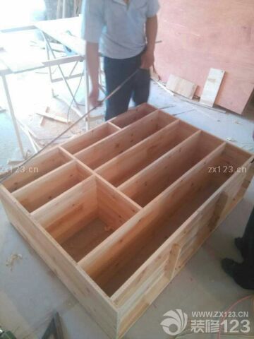 上周去房子看的时候，有一些不太喜欢的地方，因为除了好看要考虑一下实用嘛，和设计师商量过后，她还是尊重了我们的想法作了修改，就是麻烦了木工师傅，还要作拆改好事多磨啊！辛苦木工师傅了。这周老公和妈妈过去了一下，装了室外机的铝合金窗。老公说和上周一比变化有点大呢，吊顶和造型都基本完成了，鞋柜和酒柜也完成了一大半，估计下周要开始涂墙面了吧造型设计和做工都挺满意的，很期待涂了涂料的效果。