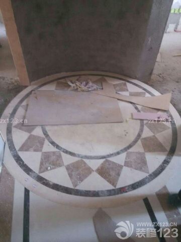 上周去房子看的时候，有一些不太喜欢的地方，因为除了好看要考虑一下实用嘛，和设计师商量过后，她还是尊重了我们的想法作了修改，就是麻烦了木工师傅，还要作拆改好事多磨啊！辛苦木工师傅了。这周老公和妈妈过去了一下，装了室外机的铝合金窗。老公说和上周一比变化有点大呢，吊顶和造型都基本完成了，鞋柜和酒柜也完成了一大半，估计下周要开始涂墙面了吧造型设计和做工都挺满意的，很期待涂了涂料的效果。