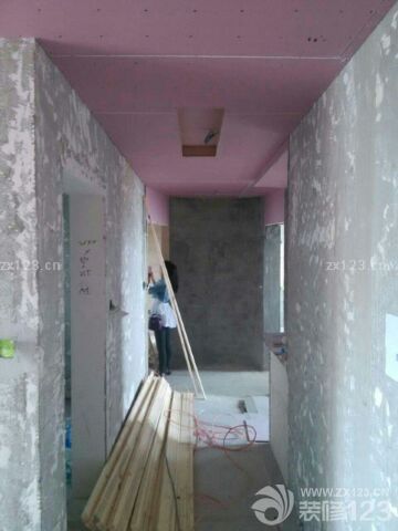 上周去房子看的时候，有一些不太喜欢的地方，因为除了好看要考虑一下实用嘛，和设计师商量过后，她还是尊重了我们的想法作了修改，就是麻烦了木工师傅，还要作拆改好事多磨啊！辛苦木工师傅了。这周老公和妈妈过去了一下，装了室外机的铝合金窗。老公说和上周一比变化有点大呢，吊顶和造型都基本完成了，鞋柜和酒柜也完成了一大半，估计下周要开始涂墙面了吧造型设计和做工都挺满意的，很期待涂了涂料的效果。