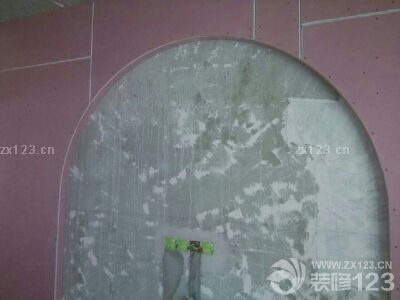 上周去房子看的时候，有一些不太喜欢的地方，因为除了好看要考虑一下实用嘛，和设计师商量过后，她还是尊重了我们的想法作了修改，就是麻烦了木工师傅，还要作拆改好事多磨啊！辛苦木工师傅了。这周老公和妈妈过去了一下，装了室外机的铝合金窗。老公说和上周一比变化有点大呢，吊顶和造型都基本完成了，鞋柜和酒柜也完成了一大半，估计下周要开始涂墙面了吧造型设计和做工都挺满意的，很期待涂了涂料的效果。